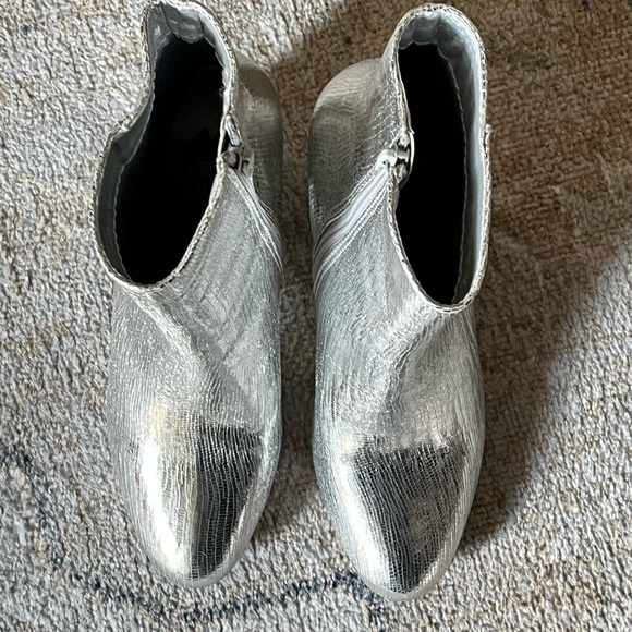 Camel Toes Silver Colored Boot in Size 7 - Picture 9 of 12